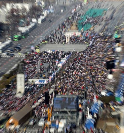 문재인하야범국민투쟁본부(범투본) 회원들이 11일 서울 광화문 교보빌딩 앞에서 열린 ‘문재인 정부 퇴진 국민대회’에서 구호를 외치고 있다 뉴스1