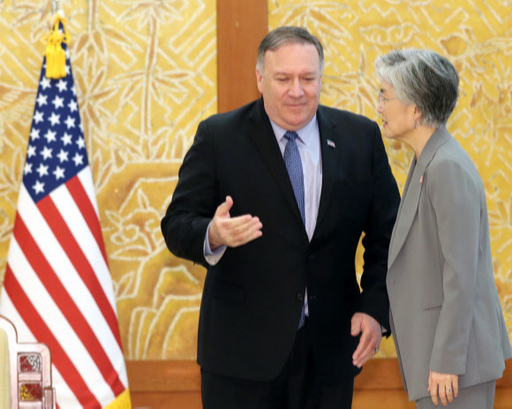 마이크 폼페이오 미 국무장관(왼쪽)과 강경화 외교부 장관. 연합뉴스