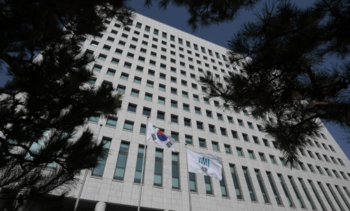 지난 8일 검찰 고위직 인사를 단행한 추미애 법무부 장관이 조만간 검찰 직제개편 및 중간간부 인사를 발표할 것으로 전망되면서 법무부와 검찰 간 갈등이 격화하고 있다. 사진은 12일 서울 서초구 대검찰청 모습. 하상윤 기자