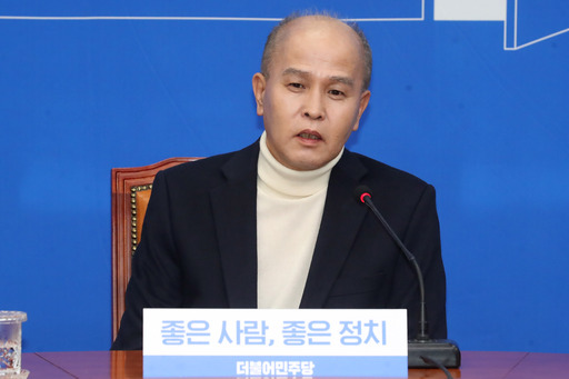 더불어민주당 인재영입 7호인 이용우 카카오뱅크 공동대표가 12일 오후 서울 여의도 국회에서 열린 영입행사에서 입당 소감을 밝히고 있다. 뉴스1