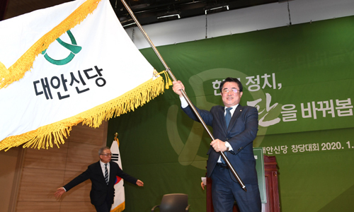 원내 5당 출범 대안신당 최경환 의원이 12일 국회 의원회관 대회의실에서 열린 창당대회에서 당대표로 선출된 뒤 당기를 흔들고 있다. 남정탁 기자