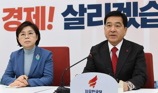 자유한국당 심재철 원내대표(오른쪽)가 12일 국회 원내대표실에서 기자간담회를 갖고 취재진의 질문에 답변하고 있다. 남정탁 기자