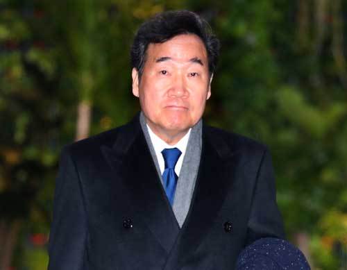 이낙연 국무총리가 13일 정부서울청사에서 퇴근하고 있다. 이날은 정세균 총리 후보자 인준안이 국회에서 통과되면서 이 총리 임기 마지막날이 됐다. 뉴시스