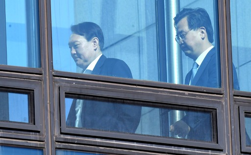 고심 깊은 尹 총장 윤석열 검찰총장(왼쪽)이 13일 서울 서초구 대검찰청에서 점심 식사를 위해 구본선 대검 차장 검사와 이동하고 있다. 이제원 기자