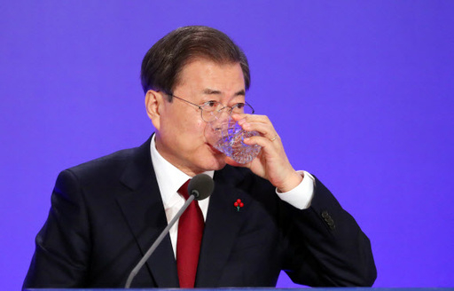 문재인 대통령이 14일 청와대 영빈관에서 열린 2020 대통령 신년 기자회견에 참석해 취재진 질문을 들으며 물을 마시고 있다. 뉴시스