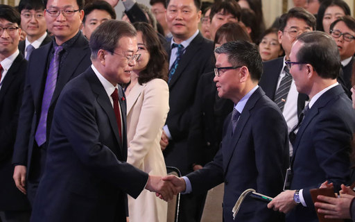 문재인 대통령이 청와대 영빈관에서 열린 2020년 신년 기자회견에 입장하며 참석자들과 인사하고 있다. 연합뉴스