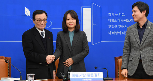 더불어민주당 21대 총선 여덟번째 영입인재인 기후 환경 에너지 분야 전문가인 이소영 변호사가 14일 국회에서 열린 2020영입인 사 환영식에서 이해찬 대표와 악수하고 있다. 허정호 선임기자