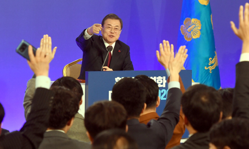 질문 세례 문재인 대통령이 14일 오전 청와대 영빈관에서 열린 신년 기자회견에서 질문 기회를 가질 기자를 지목하고 있다. 청와대사진기자단