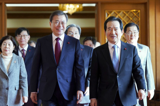 문재인 대통령이 14일 청와대 본관에서 정세균 신임 국무총리에게 임명장을 수여한 후 함께 환담장으로 이동하고 있다. 뉴스1