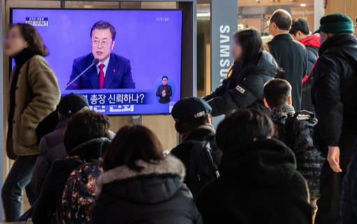 14일 서울 용산구 서울역 대합실에서 시민들이 문재인 대통령의 신년 기자회견을 시청하고 있다. 뉴스1