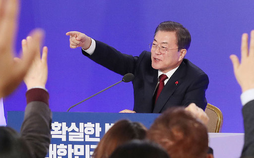 문재인 대통령이 14일 청와대 영빈관에서 열린 신년 기자회견에서 질문할 출입기자를 지목하고 있다. 청와대사진기자단