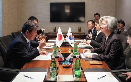 강경화 외교부 장관이 모테기 도시미쓰 일본 외무상과 14일(현지시간) 미국 팰로앨토 포시즌스 호텔에서 한·일 외교장관 회담을 하고 있다. 외교부 제공