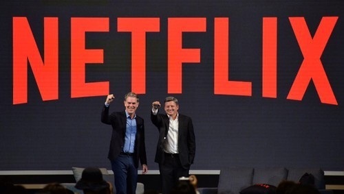 리드 헤이스팅스(Reed Hastings) 넷플릭스 공동창업자 및 CEO(왼쪽)와 테드 사란도스(Ted sarandos) 넷플릭스 최고콘텐츠책임자가 2016년 6월30일 서울 여의도 콘래드호텔에서 열린 넷플리스 미디어데이 행사에서 기념사진을 촬영하고 있다. 연합뉴스