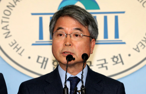 육동한 국가평생교육진흥원 이사장(전 국무총리실 국무차장)이 15일 오후 국회 정론관에서 더불어민주당 입당 기자회견을 하고 있다. 연합뉴스