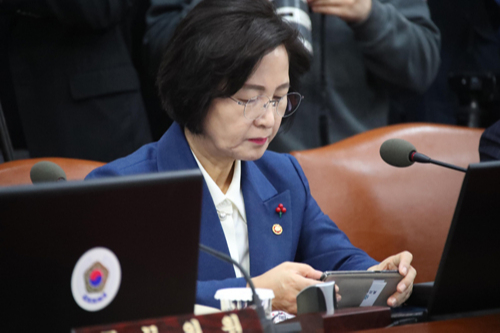 휴대폰 화면보는 법무장관 추미애 법무부 장관이 15일 정부서울청사에서 열린 국무회의 도중 휴대폰 화면을 보고 있다. 연합뉴스