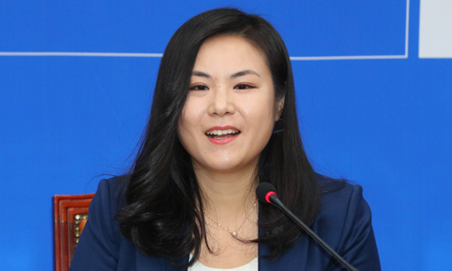 민주당 영입인재 9호 글로벌 이코노미스트 최지은 박사가 16일 서울 여의도 국회에서 열린 인재영입 발표회에 참석해 인사말을 하고 있다. 뉴시스