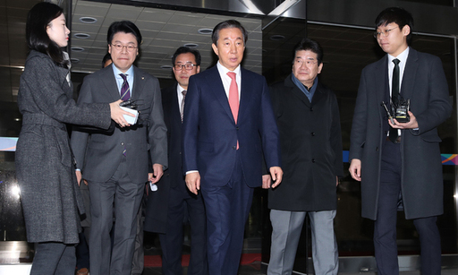KT에 딸 채용을 청탁(뇌물수수)한 혐의로 불구속 기소된 김성태 자유한국당 의원(가운데)이 17일 오전 1심 선고 공판에서 무죄를 선고받은 뒤 같은 당 강석호(오른쪽 두번째), 장제원(왼쪽 두번째) 의원과 함께 서울 신정동 서울남부지방법원을 나서고 있다. 뉴시스