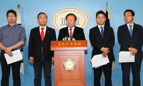 김재원 자유한국당 정책위의장은 국민과 함께 하는 2020 희망공약개발단과 함께 16일 서울 여의도 국회 정론관에서 기자회견을 열고 시장중심 자율경제로 부동산 시장 안정화를 위한 ‘주택 공약'을 발표하고 있다. 뉴시스