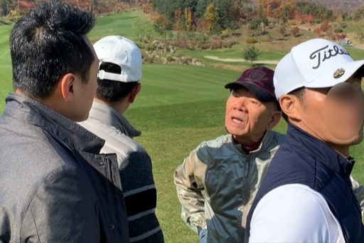 전두환 전 대통령이 지난해 강원도의 한 골프장에서 골프를 치던 중 정의당 임한솔 부대표에게 항의하고 있다. 자료사진