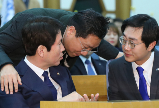 더불어민주당 이인영 원내대표(왼쪽부터), 양정철 민주연구원장, 장경태 전국청년위원장이 19일 서울 여의도 국회에서 열린 전국 청년당 전진대회에서 대화하고 있다. 연합뉴스