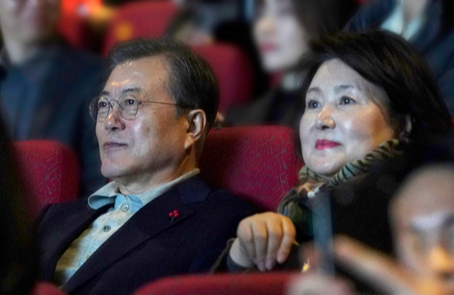 문재인 대통령과 김정숙 여사가 19일 오전 서울 중구 롯데시네마 에비뉴엘에서 영화 ‘천문’을 관람하고 있다. 청와대 제공