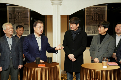 문재인 대통령이 19일 영화 ‘천문’을 관람하기 전 허진호 감독(오른쪽 두번째) 등 관계자들과 환담하고 있다. 청와대 제공