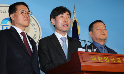 하태경(가운데) 새로운보수당 책임대표가 새로운보수당과 자유한국당 통합 양당협의체에 대한 자유한국당의 공감 의사를 환영하는 발언을 하고 있다. 뉴시스