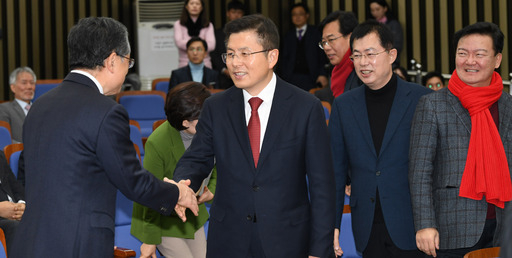 자유한국당 황교안 대표(오른쪽)가 21일 서울 여의도 국회에서 열린 의원총회에서 의원들과 인사를 하고 있다. 남정탁 기자