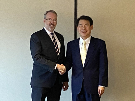 정은보 한·미 방위비분담협상대사(오른쪽)와 제임스 드하트 미 국무부 방위비분담협상대표(정치군사국 선임보좌관)가 지난 14일 미국 워싱턴에서 열린 한·미 방위비분담특별협정 체결을 위한 6차 회의에 참석해 기념촬영을 하고 있다. 외교부 제공