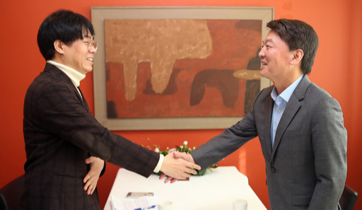 안철수 전 국민의당 대표(오른쪽)가 21일 서울 중구의 한 식당에서 김경율 전 참여연대 공동집행위원장과 만나 악수하고 있다. 뉴스1