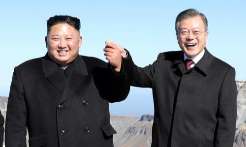 2018년 9월20일 백두산 정상에서 손 맞잡은 남북 정상. 평양사진공동취재단