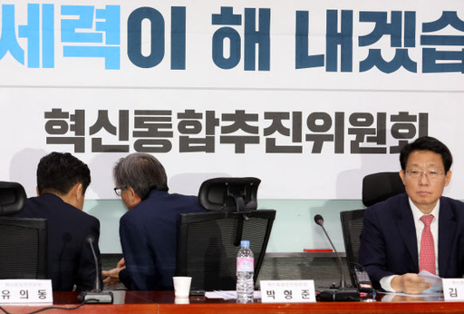 박형준 혁신통합추진위원회(통추위) 위원장과 유의동(왼쪽) 새로운보수당 원내대표가 21일 오후 서울 여의도 국회 의원회관에서 열린 혁신통합추진위원회 회의에 참석해 이야기를 나누고 있다. 오른쪽은 김상훈 자유한국당 의원. 뉴시스