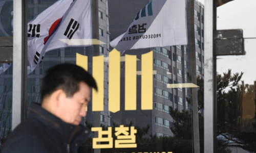 23일로 예정된 검찰 중간간부 인사 발표를 앞두고 법무부와 검찰의 대립이 극단으로 치닫는 가운데 22일 서울 서초구 대검찰청 청사 건물 앞을 한 직원이 지나가고 있다. 이제원 기자