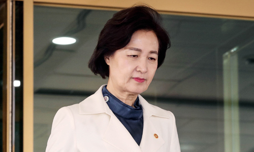 추미애 법무부 장관이 23일 오전 서울 종로구 정부서울청사에서 열린 국정현안점검조정회의를 마친 후 청사를 나서고 있다. 뉴시스