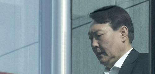 윤석열 검찰총장이 지난 23일 서울 서초구 대검찰청에서 구내식당으로 향하고 있다. 연합뉴스