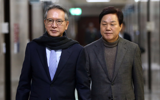 27일 국회에서 열린 자유한국당 공천관리위원회 2차 회의에 김형오 공관위원장(왼쪽)과 박완수 사무총장이 참가하고 있다. 뉴스1