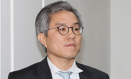 검찰이 조국 전 법무부 장관의 아들 인턴 증명서를 허위로 작성한 의혹에 연루된 최강욱 청와대 공직기강비서관을 업무방해 혐의로 23일 불구속기소 했다. 연합뉴스