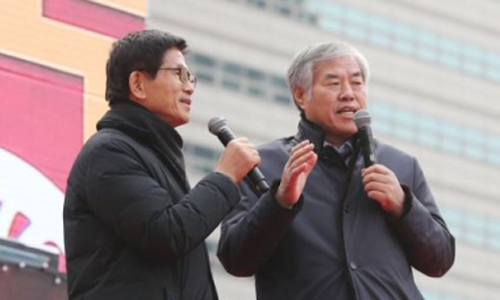 김문수 전 경기지사와 전광훈 한국기독교총연합회(한기총) 대표회장 목사(오른쪽)이 2019년 12월 25일 오후 서울 종로구에서 열린 '2019 자유 대한민국 전국 연합 성탄축제'에서 발언하고 있다. 연합뉴스