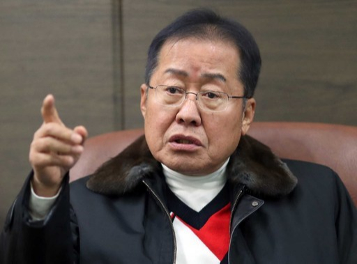 지난 20일 홍준표 자유한국당 전 대표가 경남 함안군 함안상공회의소를 찾아 관계자와 대화하고 있다. 함안=연합뉴스