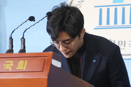 더불어민주당 영입인재 2호인 원종건 씨가 28일 오전 서울 여의도 국회 정론관에서 미투 의혹 관련 기자회견을 마치고 고개 숙여 사과하고 있다. 뉴스1