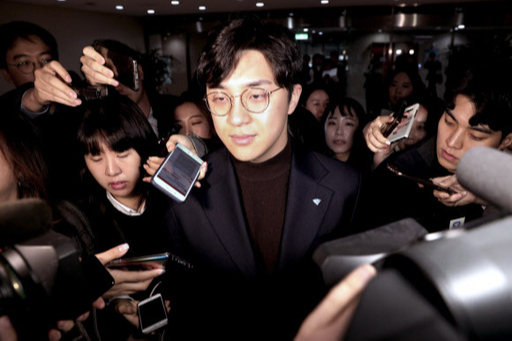 더불어민주당 영입인재 2호인 원종건 씨가 28일 오전 서울 여의도 국회 정론관에서 미투 관련 기자회견을 마치고 나서고 있다. 지난 27일 오후 한 인터넷 커뮤니티에는 '느낌표 눈을 떠요에 출연했던 민주당 인재영입 2호 원종건의 실체를 폭로합니다'라는 제목의 글이 게시됐다. 자신을 원씨의 과거 여자친구라고 소개한 작성자는 "모두 경험을 바탕으로 한 100% 사실"이라며 "1년 가까이 교제하면서 원씨를 지켜본 결과 그는 결코 페미니즘을 운운할 수 있는 사람이 아니었다"고 주장했다. 뉴스1