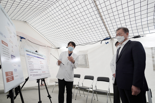 문재인 대통령이 28일 오전 신종 코로나바이러스 감염증 대응 의료기관인 서울 중구 국립중앙의료원에서 관련 설명을 듣고 있다. 청와대 제공