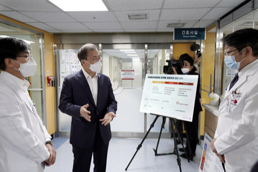 문재인 대통령이 28일 오전 신종 코로나바이러스 감염증 대응 의료기관인 서울 중구 국립중앙의료원 음압 격리병동을 방문해 현장 대응체계를 점검하고 있다. 청와대 제공