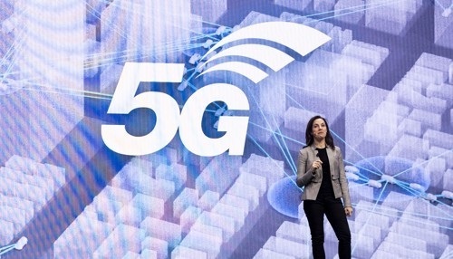 삼성 넥스트 글로벌 에밀리 베커 수석 부사장 및 책임자가 지난 6일 미국 라스베이거스에서 ‘CES 2020’기조연설을 하고 있다. EPA=연합뉴스