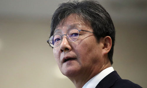 새로운보수당 유승민 의원이 당대표단 회의를 마치고 나서며 취재진 질문에 답하고 있다. 연합뉴스