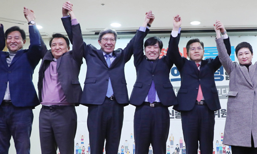 자유한국당 황교안 대표와 박형준 혁신통합추진위원회 위원장 등이 31일 국회 의원회관에서 열린 혁신통합추진위원회 제1차 대국민 보고대회에서 서로 손을 맞잡고 기념촬영을 하고 있다. 왼쪽부터 오세훈 전 서울시장, 김영환 전 의원, 박 위원장, 새로운보수당 하태경 책임대표, 황 대표, 미래를 향한 전진 4.0 이언주 대표. 뉴시스