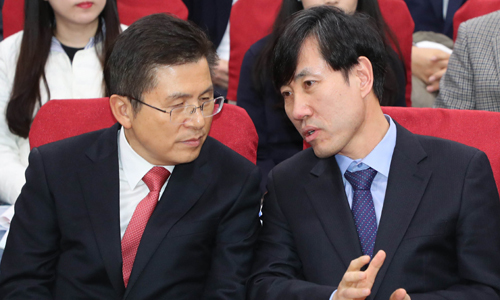 황교안 자유한국당 대표와 하태경 새로운보수당 책임대표가 31일 서울 여의도 국회 의원회관에서 열린 혁신통합추진위원회 제1차 대국민보고대회에 참석해 대화를 하고 있다. 뉴시스