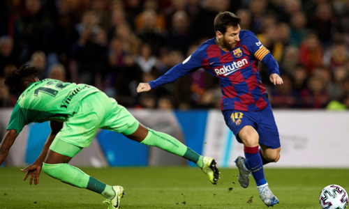 리오넬 메시(오른쪽)가 31일 스페인 바르셀로나에서 열린 레가네스와의 국왕컵 경기에서 상대 수비를 제치고 드리블을 하고 있다. 바르셀로나=EPA연합뉴스