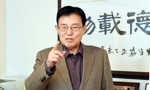 김덕룡 전 민주평통 수석부의장이 지난 28일 서울 서초구 방배동 자신의 사무실인 ‘덕린재’에서 세계일보와 인터뷰를 갖고 “1987년에 개정된 5년 단임제 제왕적 대통령제는 이제 30년이 지나 효력을 다했다. 정치가 제대로 되려면 개헌을 해야 한다”며 “현실정치를 떠났으나 정치개혁 차원에서 마지막으로 개헌을 추진하고 싶다”는 입장을 밝히고 있다. 서상배 선임기자