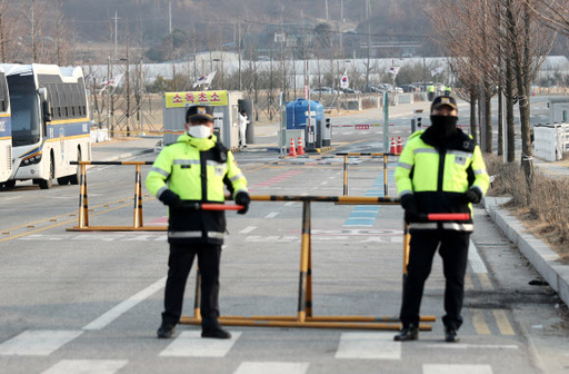 2일 오전 신종 코로나바이러스 감염증 발생지인 중국 후베이성 우한 지역 교민이 격리 수용된 충북 진천군 국가공무원인재개발원 진입로에 경찰이 바리케이트를 설치하고 출입을 통제하고 있다. 연합뉴스
